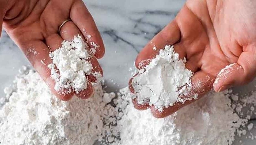 نمونه پودر کربنات کلسیم در دست؛ تصویر عمومی برای مقاله کربنات کلسیم کوتد